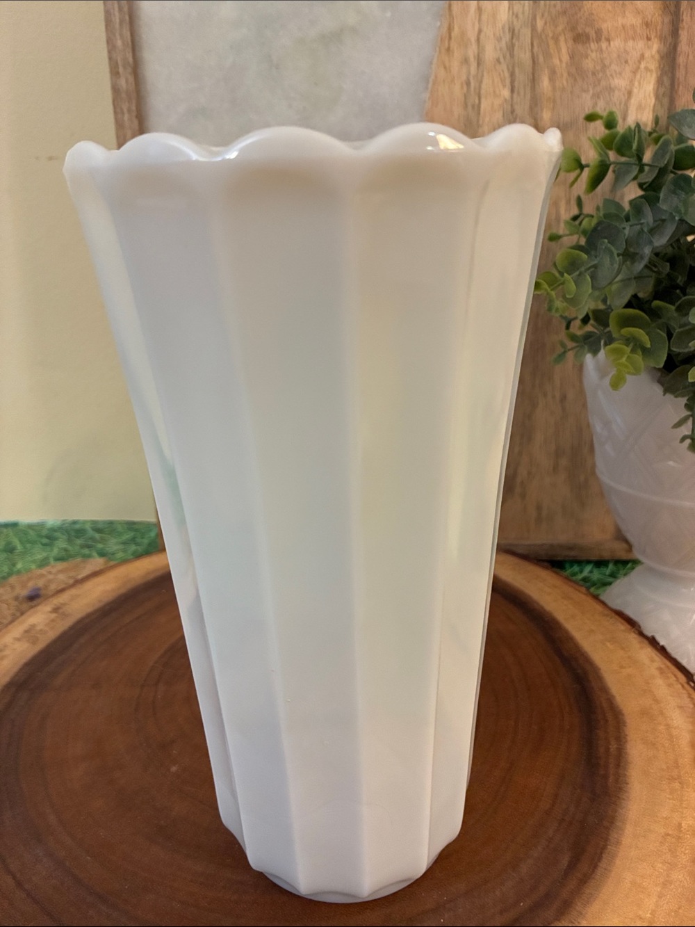 Vintage Milkglass Vase, nice weight, EUC - Picture 4 of 11